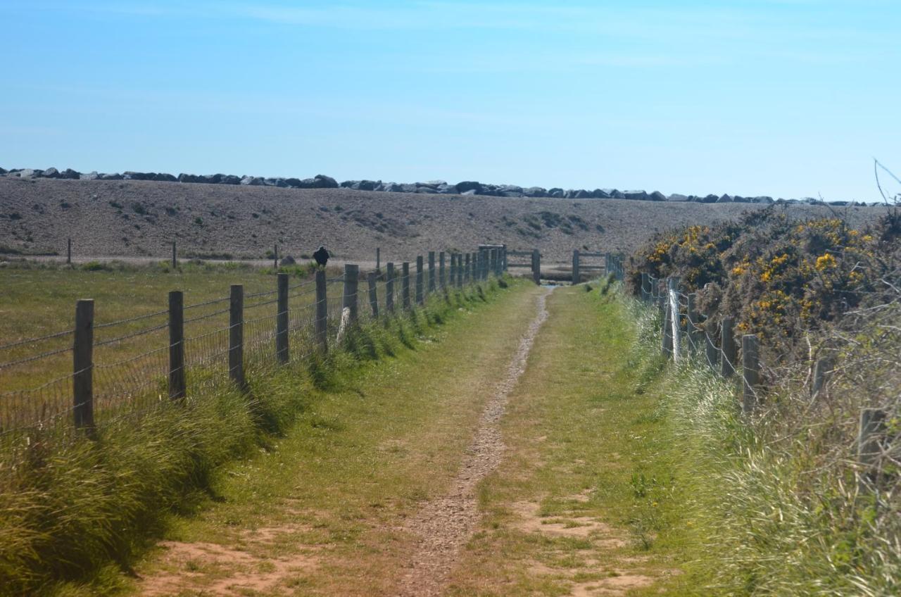 לימינגטון The Hideaway - Luxury Self Catering Coastal Apartment With Private Entrance & Key Box Entry Just A Few Minutes Walk To The Beach, Solent Way Walk, Shops And Many Eateries & Bars - Free Off Road Parking,Full Kitchen, Lounge,Bedroom , Bathroom & Wi-Fi מראה חיצוני תמונה