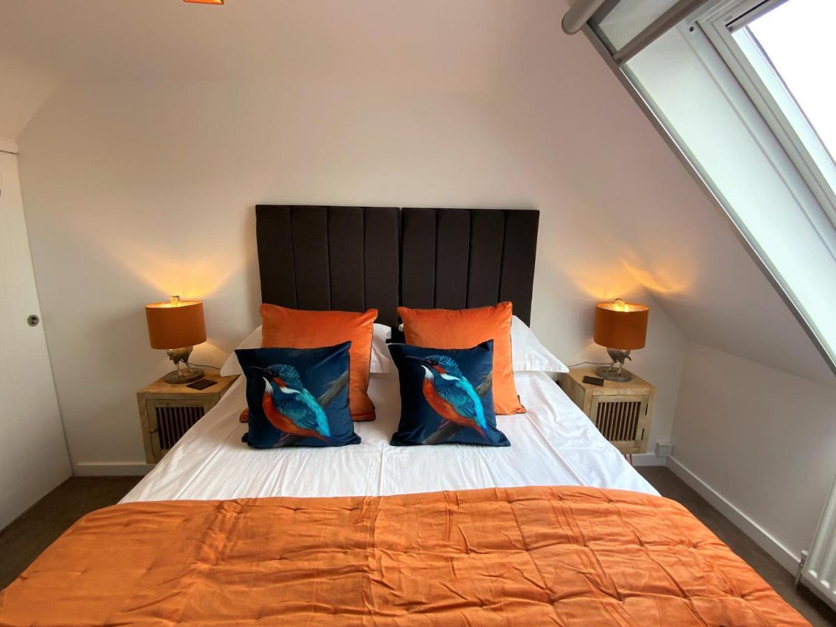 לימינגטון The Hideaway - Luxury Self Catering Coastal Apartment With Private Entrance & Key Box Entry Just A Few Minutes Walk To The Beach, Solent Way Walk, Shops And Many Eateries & Bars - Free Off Road Parking,Full Kitchen, Lounge,Bedroom , Bathroom & Wi-Fi מראה חיצוני תמונה