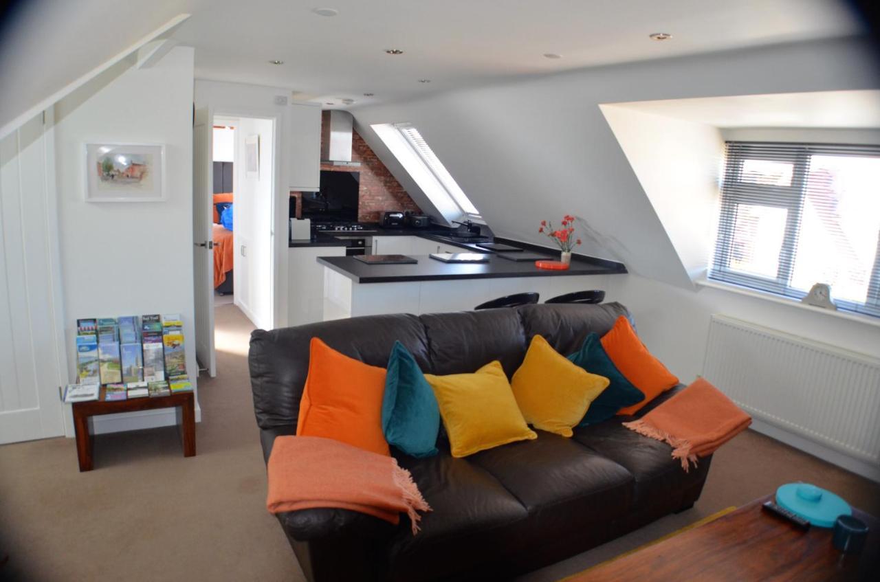 לימינגטון The Hideaway - Luxury Self Catering Coastal Apartment With Private Entrance & Key Box Entry Just A Few Minutes Walk To The Beach, Solent Way Walk, Shops And Many Eateries & Bars - Free Off Road Parking,Full Kitchen, Lounge,Bedroom , Bathroom & Wi-Fi מראה חיצוני תמונה