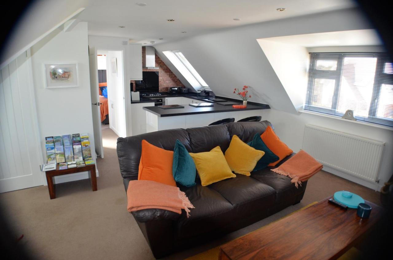 לימינגטון The Hideaway - Luxury Self Catering Coastal Apartment With Private Entrance & Key Box Entry Just A Few Minutes Walk To The Beach, Solent Way Walk, Shops And Many Eateries & Bars - Free Off Road Parking,Full Kitchen, Lounge,Bedroom , Bathroom & Wi-Fi מראה חיצוני תמונה