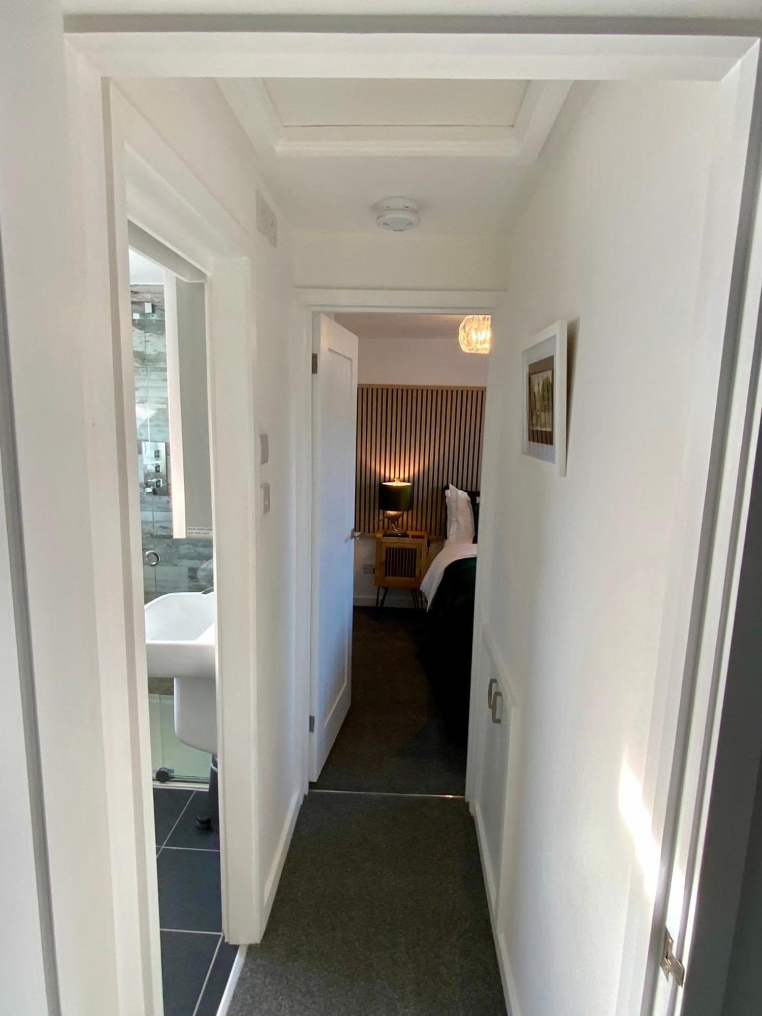 לימינגטון The Hideaway - Luxury Self Catering Coastal Apartment With Private Entrance & Key Box Entry Just A Few Minutes Walk To The Beach, Solent Way Walk, Shops And Many Eateries & Bars - Free Off Road Parking,Full Kitchen, Lounge,Bedroom , Bathroom & Wi-Fi מראה חיצוני תמונה