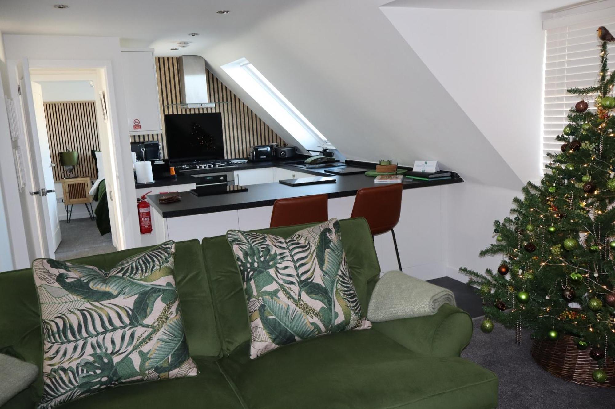 לימינגטון The Hideaway - Luxury Self Catering Coastal Apartment With Private Entrance & Key Box Entry Just A Few Minutes Walk To The Beach, Solent Way Walk, Shops And Many Eateries & Bars - Free Off Road Parking,Full Kitchen, Lounge,Bedroom , Bathroom & Wi-Fi מראה חיצוני תמונה